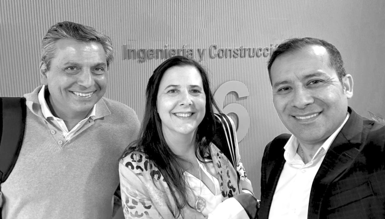 Equipo PeopleinMind — Sebastián, Telma y Roberto en cliente
